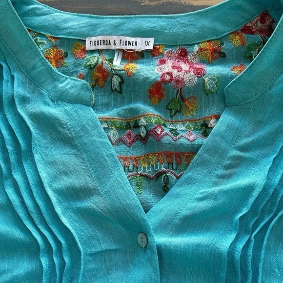 Figueroa & Flower 1X Light Blue Floral Embroidery Button Down Tunic - Picture 10 of 11
